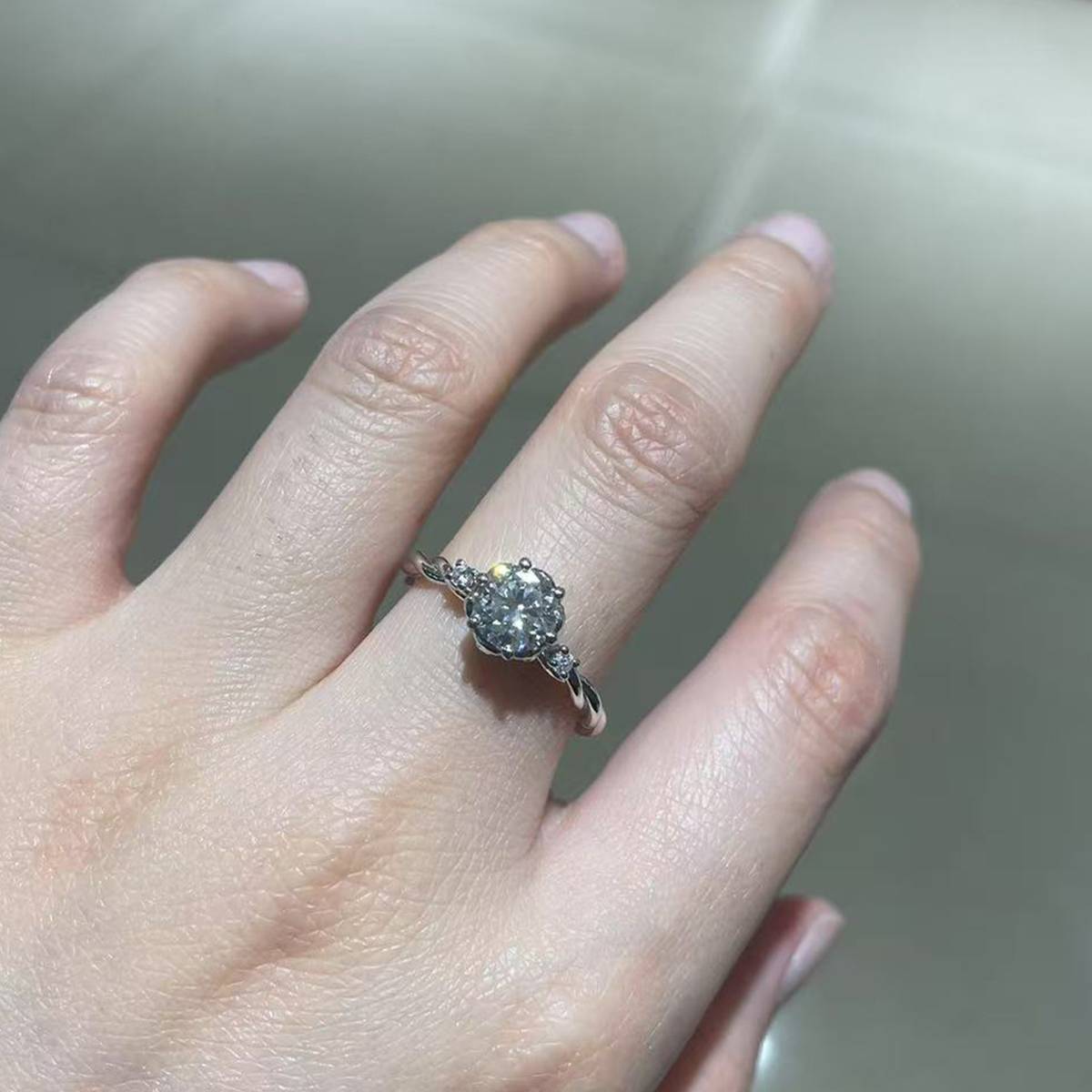 满圈扭臂六爪女戒S925银镀白金定制选款主石莫桑钻1.0ct/副石高碳钻